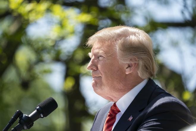 Donald Trumpin entinen lääkäri väittää Trumpin sanelleen hänen nimiinsä laitetun terveyslausunnon vuonna 2015. KUVA: EPA/JIM LO SCALZO