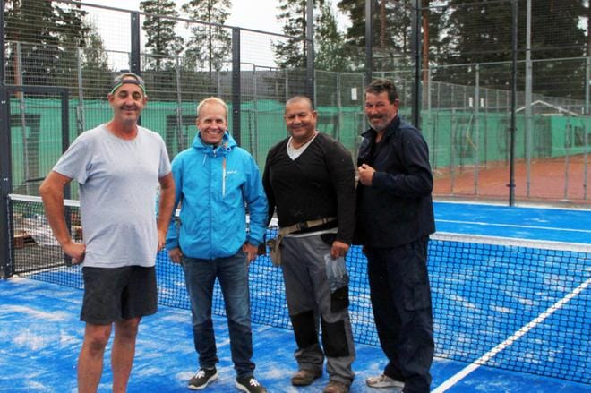 Padel-kenttien rakentajat ovat saapuneet Kuortaneelle Espanjasta saakka. Kuvassa ovat Jussi Töyrylän kanssa asentajat Jaime Ramis Rigo, Jordy Enrique Arica ja Salvador Montiel Bueno.