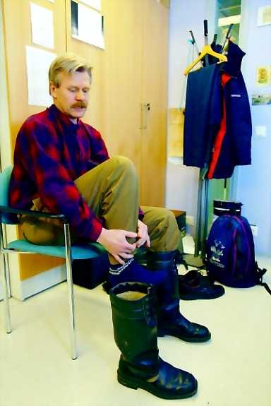 Oulun päässä. "Rovaniemeltä lähtiessä voi olla vesikeli, joten laitan jalkaan kumisaappaat ja laukkuun pikkukengät. Takaisin palatessa saattaa olla kova pakkanen, ja seuraavalle reissulle onkin otettava mukaan myös talvisaappaat", Pekka Helle selvittää kenkärivistöään.