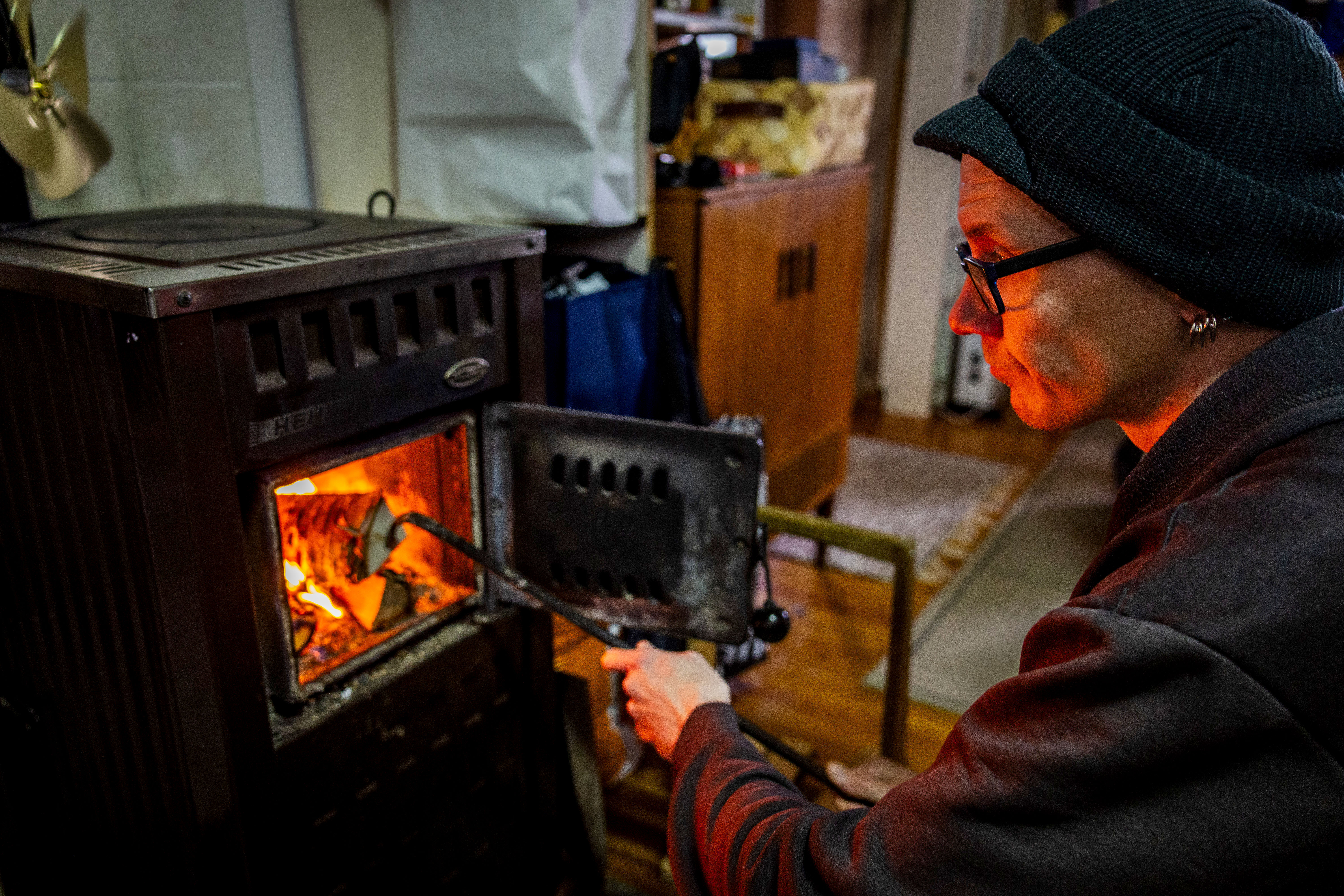 Lisää puuta kamiinaan. Talvisaikaan Eljas Liinamaan elämä keskittyy tulisijan ääreen. Siinä tehdään työt ja lähes kaikki muukin.