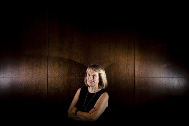 Mariette Lindstein asuu tätä nykyä takaisin Ruotsissa. Hän osaa nykyisin iloita siitä, että voi syödä mitä haluaa ja mennä ulos milloin haluaa. Ehdoton valta -romaani on kirjoitettu Lindsteinin omien kokemusten pohjalta. KUVA: Joel Maisalmi