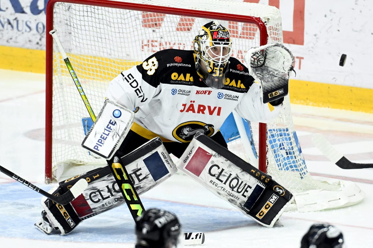 Kestomenestyjä Kärppien tilanne kolme kierrosta ennen loppua kuvaa sarjan kiharuutta. Arkistokuvassa maalivahti Niclas Westerholm. LEHTIKUVA / Mikko Stig