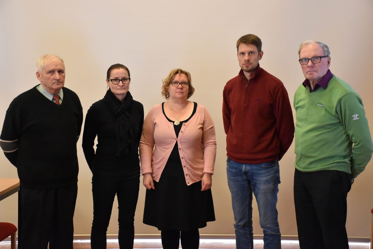 Valtuuston puheenjohtajana jatkaa Marjo Hautala (vas.3) ja niin ikään jatkavat 1.varapuheenjohtajana Tiina Alasirniö ja 2.varapuheenjohtajana Antti Hämeenniemi (vas.). Hallituksen puheenjohtajana jatkaa Olavi Lehtiniemi (oik.) ja varapuheenjohtajana Tuukka Kokkonen.