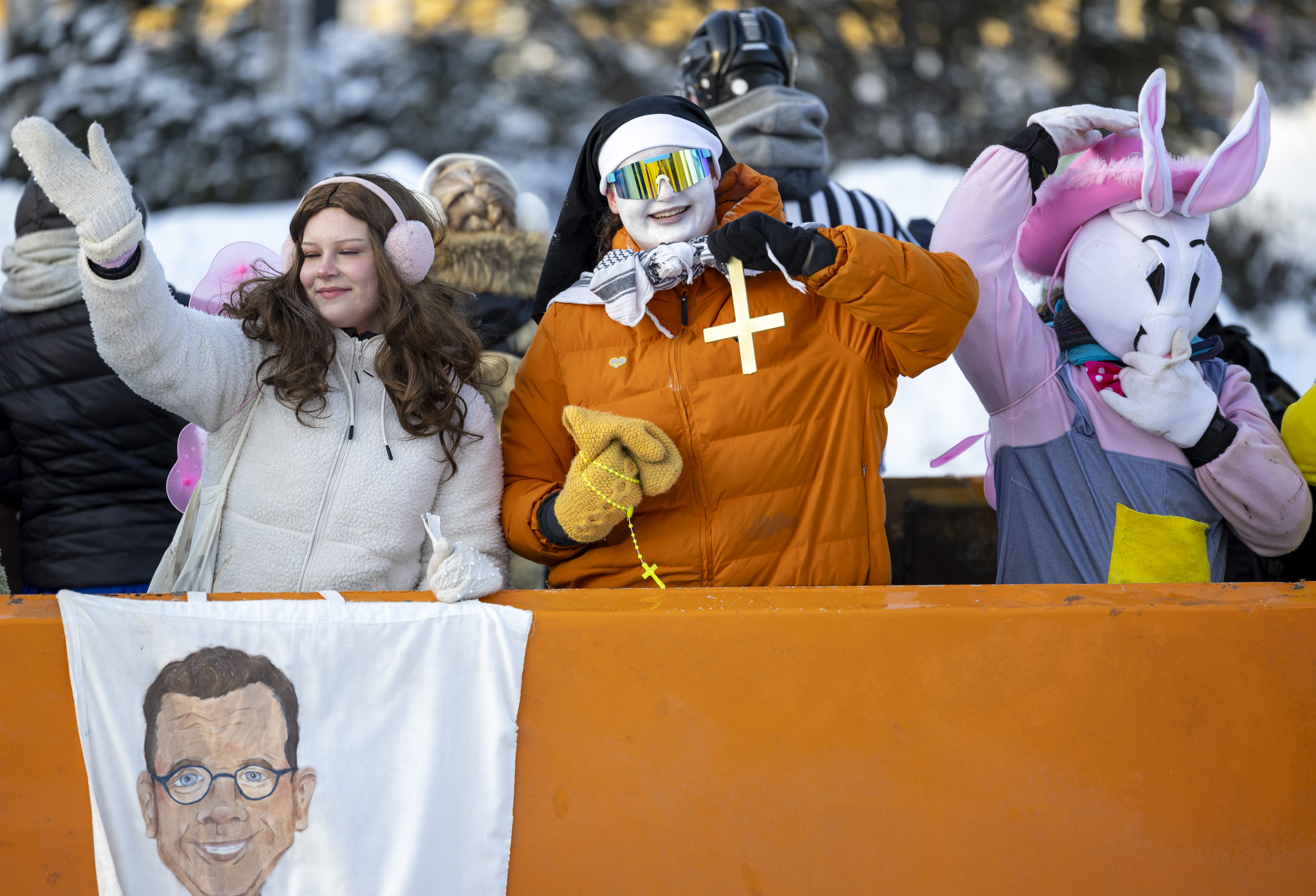 Kaleva Live: Oulun lukioiden abit nousivat kuorma-autojen kyytiin kirpeässä pakkassäässä – katso tallenne Raatin penkkarihumusta
