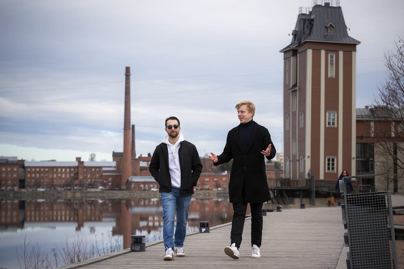 Petteri Vorimo ja Kasper Kannosto opiskelevat Åbo Akademin Vaasan kampuksella englanninkielisessä Peace, Mediation and Conflict Reseach -maisteriohjelmassa. Kahden vuoden opintojen jälkeen he valmistuvat yhteiskuntatieteiden maistereiksi.