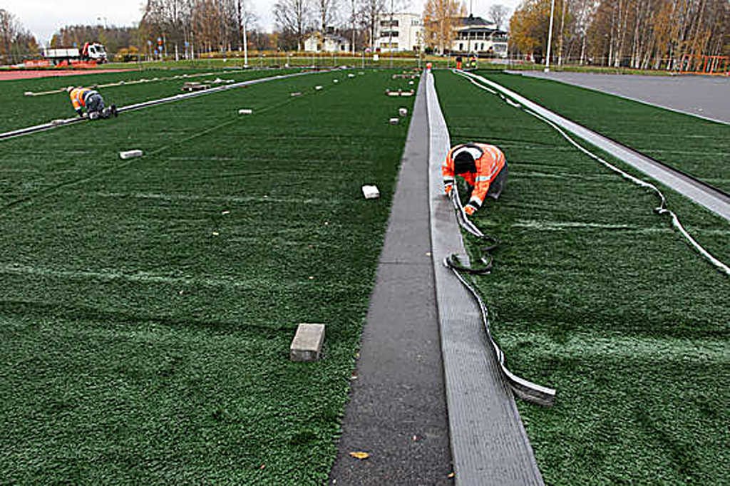Raatin stadionin lisäalueelle laitetaan vauhdilla tekonurmea.