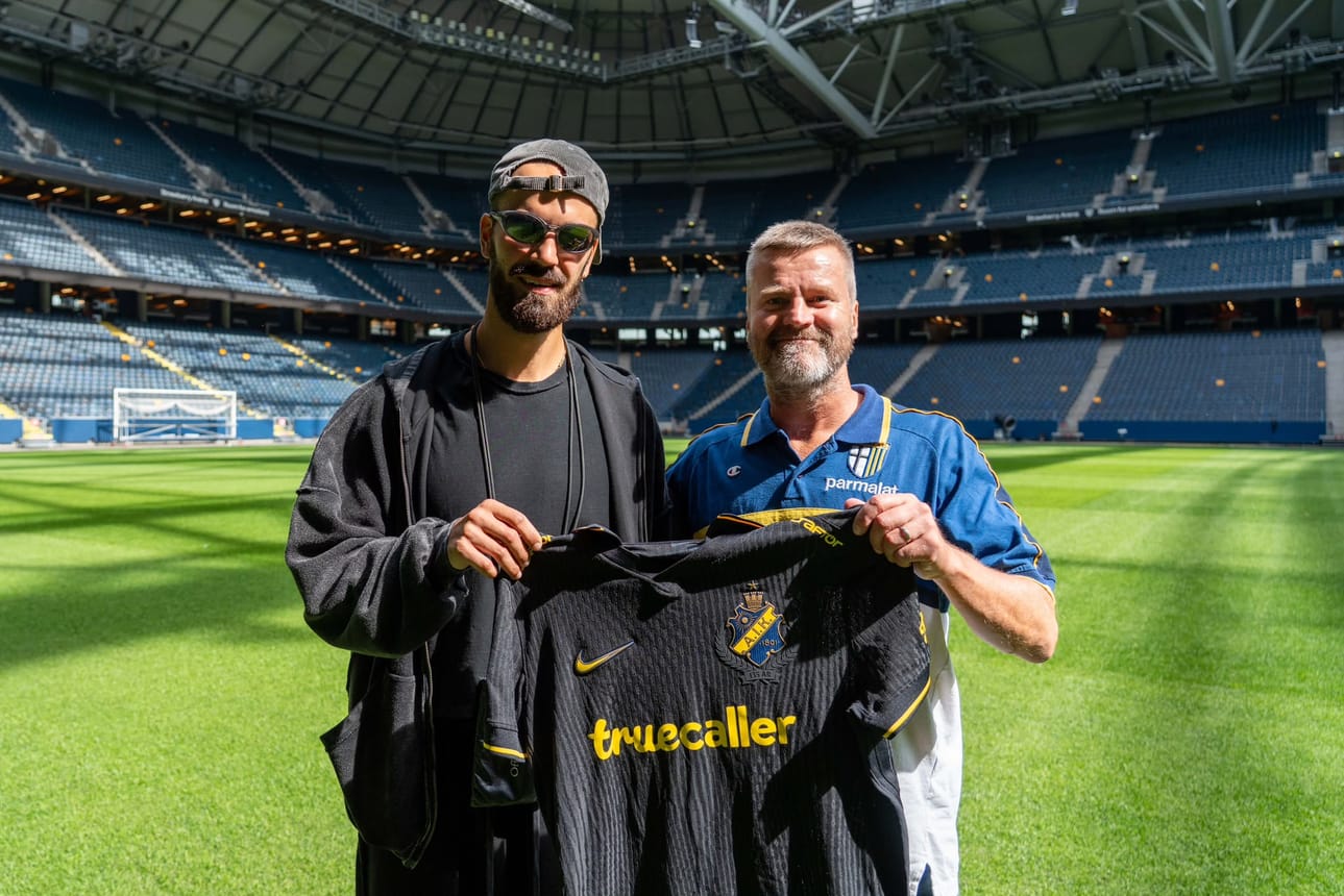 Diogo Tomas siirtyi Tukholman AIK:hon loppukaudeksi 2026. Pelaaja-agentti Tuomas Talvitie oli mukana sopimuksen julkistamisessa.