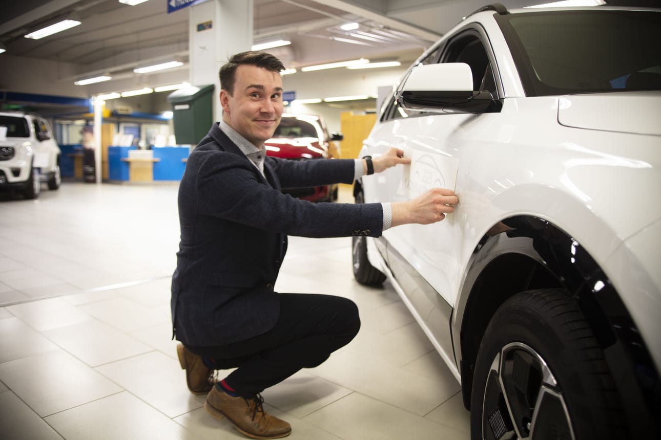 Aineen autoliikkeen aluejohtaja Valtteri Aine kertoo, että Renkaanpotkinnan MM-kisoissa osallistujilla on 30 sekuntia aikaa valita auto ja suorittaa oma renkaanpotkintaesityksensä tuomariston ja yleisön edessä.