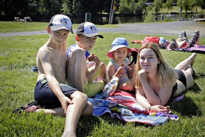 Helmiina Rintalahti, 16 (Juuso, 10, Miko, 8, ja Milja Viitala, 3), Vaasa ja Seinäjoki: – Varmaan pihalla olo tärkeiden ihmisten kanssa. – Futiksen pelaaminen! (Miko) KUVAT: Valma Korhonen
