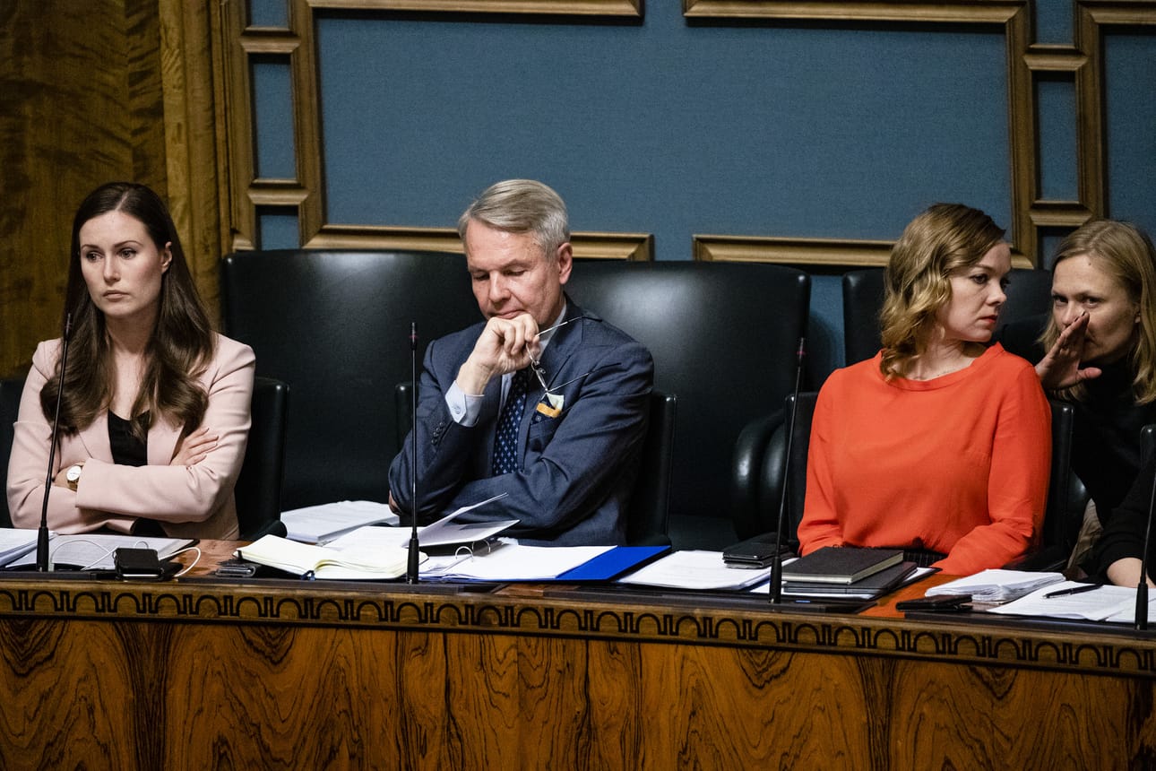 Pääministeri Sanna Marin ja ulkoministeri Pekka Haavisto olivat äänessä välikysymyskeskustelussa. Keskustan puheenjohtaja, valtiovarainministeri Katri Kulmuni ja keskustan tiede- ja kulttuuriministeri Hanna Kosonen eivät osallistuneet keskusteluun.