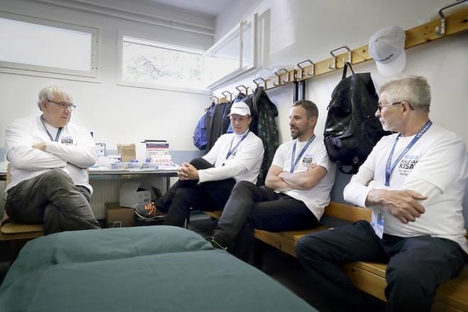Lääkäri Jussi Jouppila, kisalääkäri Olli Väistö, ensiavun sairaanhoitaja Jukka Käkelä ja fysioterapeutti Jussi Hietikko ovat valmiustilassa Kalevan kisojen pääensiapupisteellä. Dramaattisia loukkaantumisia kisoissa ei ole tapahtunut, mutta ensiavun työntekijät ovat siihen vain ja ainoastaan tyytyväisiä. KUVAT: HEIKKI HAKANEN