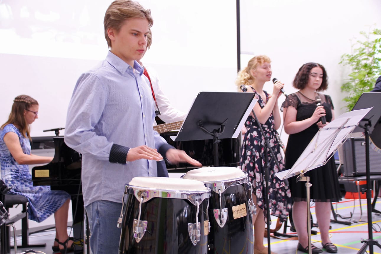 Lukion musiikkikurssilaiset esittivät Antti Kleemolan kappaleen Sun puolella.