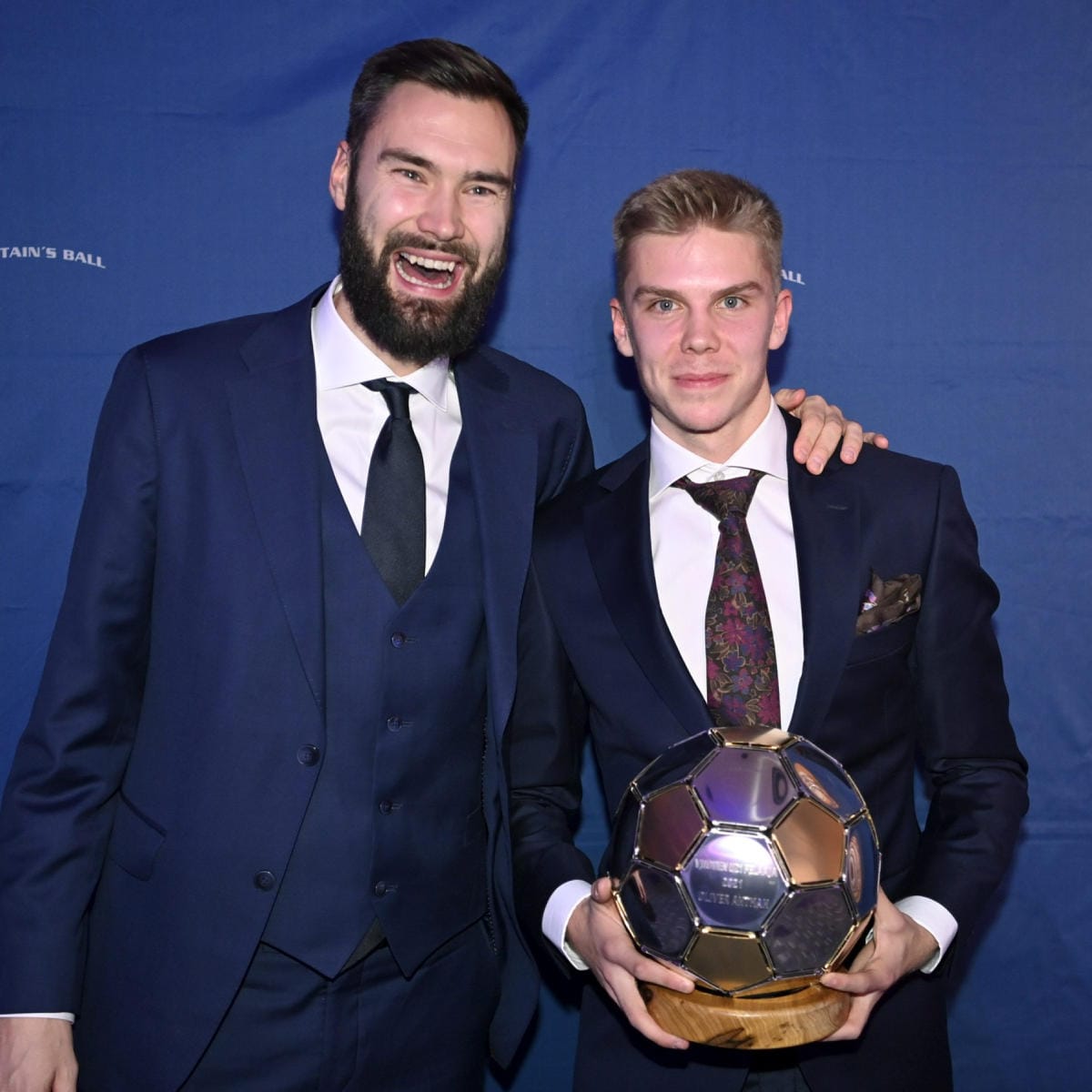Vuoden U21-pelaaja Oliver Antman (oik.) sekä HJK:n Tim Sparv jalkapallon Captain's Ball -gaalassa Helsingissä. LEHTIKUVA / JUSSI NUKARI