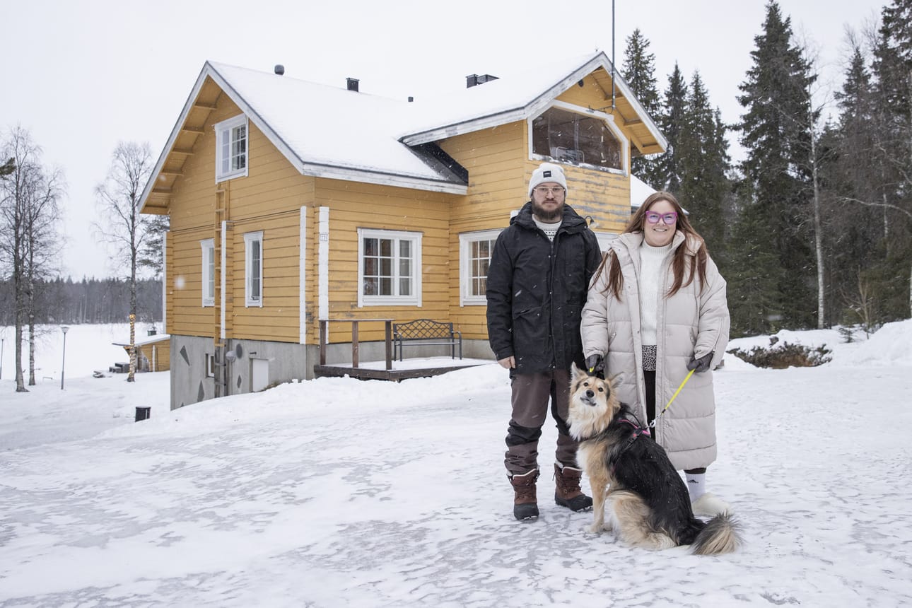 Mikko ja Jessica Pesu asuvat nyt Kuusamojärven rannalla. Perheeseen kuuluu myös kaksi suomenlapinkoiraa sekä kaksi rescue-koiraa, joista kuvassa on Persikka.