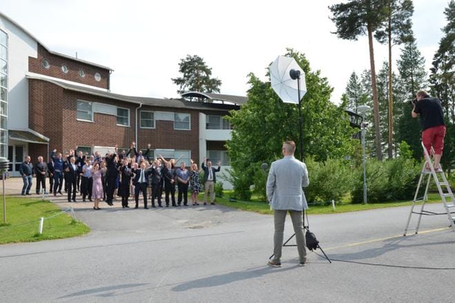 Ennen kokousta valokuvaaja Egon Saar ikuisti valtuutetut ”luokkakuvaan”.