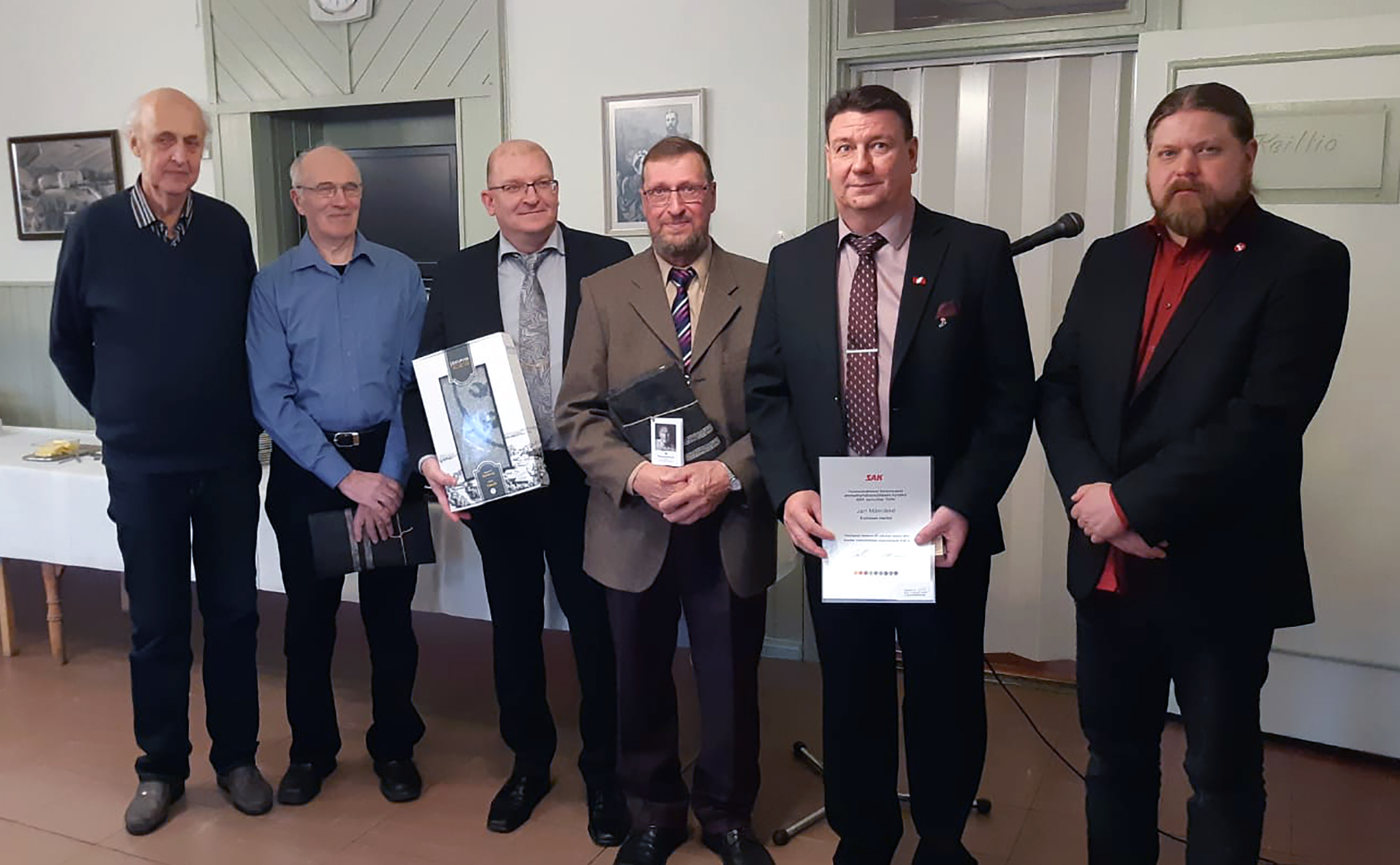 Kuvassa vasemmalta perustajajäseniä Esko Rahkola, Tuomo Hussa, Teollisuusliiton puheenjohtaja Riku Aalto, perustajajäsen Ossi Karihtala, ammattiosaston puheenjohtaja Jari Männikkö ja ao:n varapuheenjohtaja Kari Mehtälä. 