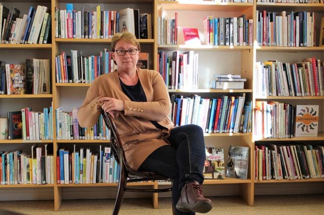 Åsa Blomstedt odottaa hyvillä mielin tulevaa työtä, jossa hän muun muassa suunnittelee uusia hankkeita kulttuurin edistämiseksi Pohjanmaalla. KUVA: MINNA ZILLIACUS