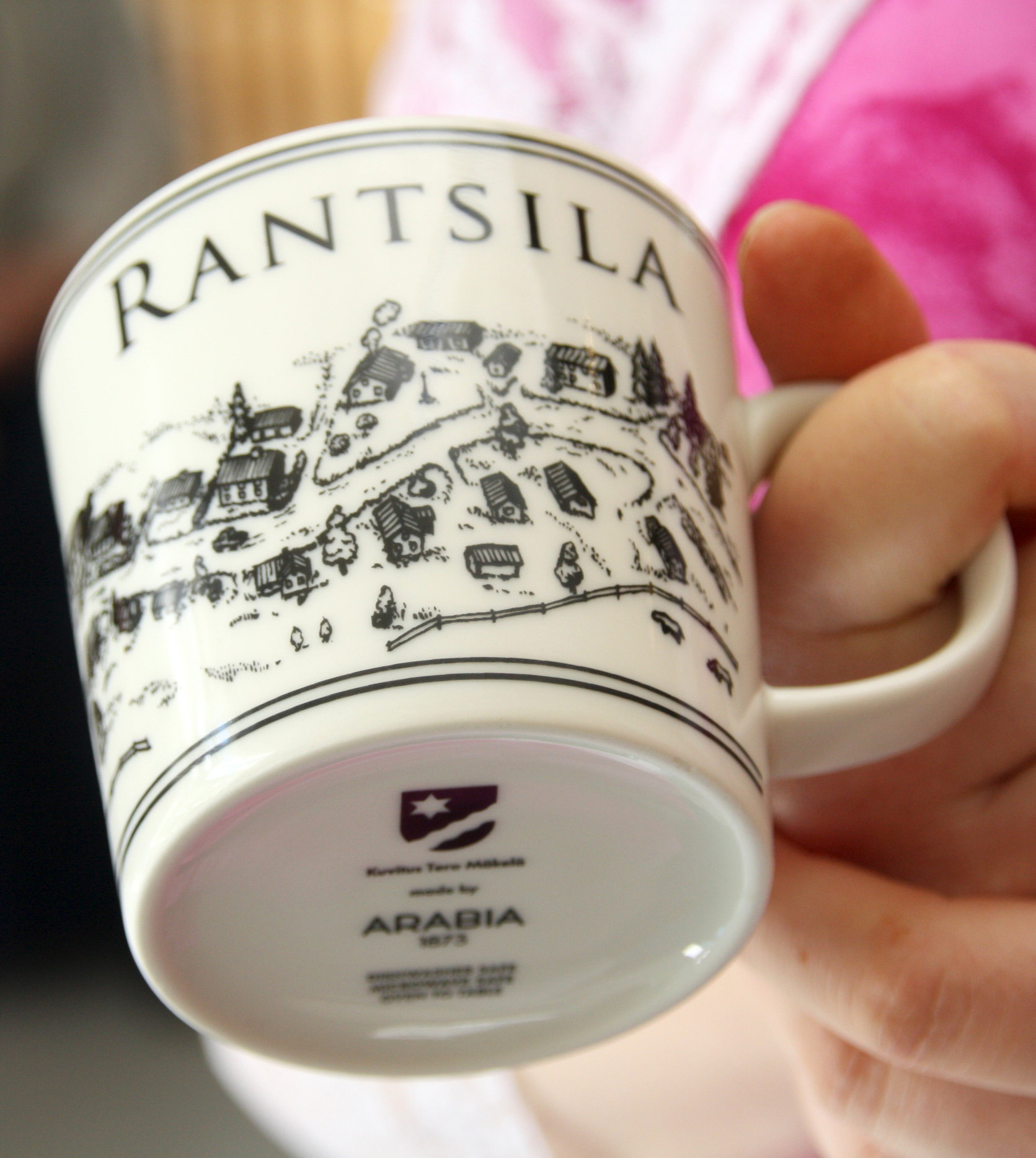 Vanamo-kuoro lauloi kauniisti Kaisu Boutellierin johtamana ja säestämänä kolme kesäistä laulua. Taustalla Johanna P&eacute;tursdottirin teos Omakuva.