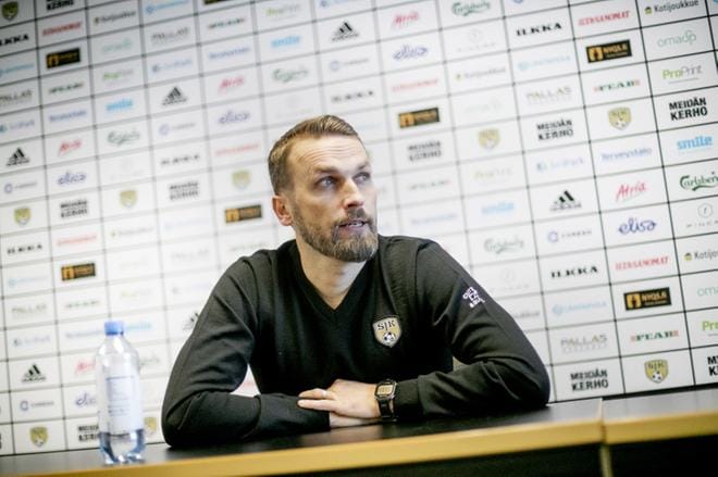 Jani Honkavaaralla on menossa toinen kausi SJK:n päävalmentajana. Hänen sopimuksessa on optio ensi kaudesta, mutta SJK ei ole vielä käyttänyt sitä. Arkistokuva: Jaakko Elenius