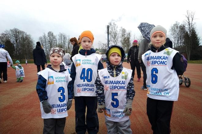 Toivo Kataja 3v, Mikael Kataja 6v, Taneli Kataja 4v ja Teea Kataja 7v aikovat osallistua kaikkiin Perjantai-Pinkaisuihin ja seuraavaksi kipaistaan Lakaniemessä 18.5. KUVA: MIIANELLA HERRALA