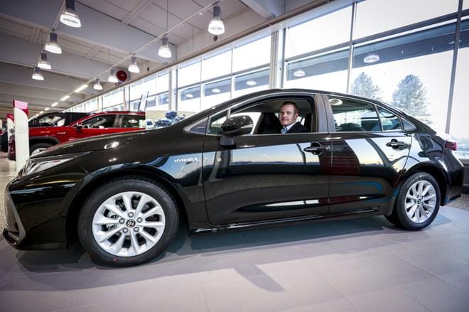 Kenttäjohtaja Jukka Myntti Rinta-Joupin Autoliikkeestä sanoo, että autojen romutuspalkkion lisäksi koronatilanne vauhdittaa autokauppaa. Moni kulkee nyt mieluummin omalla autolla kuin julkisilla kulkuneuvoilla. Kuva: Paula Kaskimaa