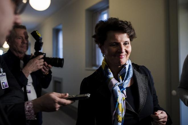 Liikenne- ja viestintäministeri Anne Berner (kesk.) oli torstaina eduskunnassa erityisen mielenkiinnon kohteena hänen ruotsalaispankin hallituksen jäsenyytensä synnyttämän kohun vuoksi. KUVA: Silja Viitala