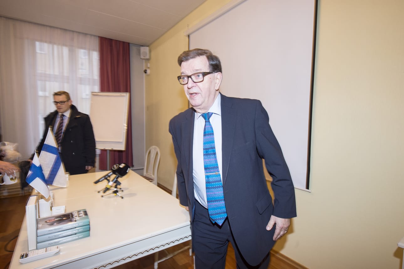 Paavo Väyrynen pitää hänet erottanutta kokousta laittomana.