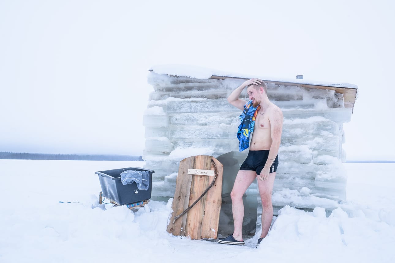 Lauri Juusolan jääsaunaan kömmitään pienen oviaukon kautta kuin hobitinkoloon konsanaan.