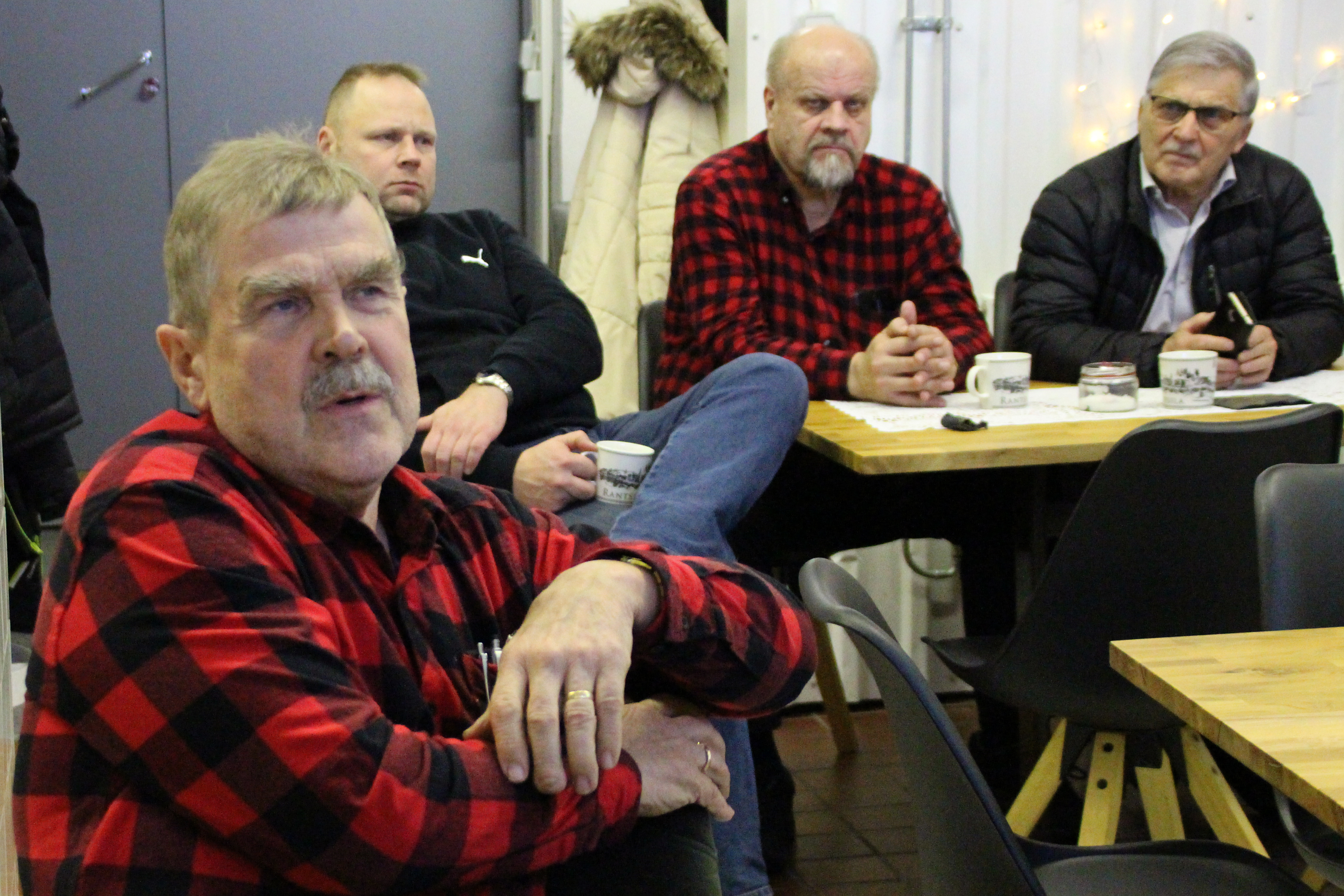 Siikajokilaakson riistanhoitoyhdistyksen puheenjohtaja Antero Niva pohti, että tehtävää organisoimaan on valjastettava hirviseurueiden johtajat. Taustalla kuulolla Risto Paakkonen , Sulo Heikkinen ja Ilmari Ojakoski.