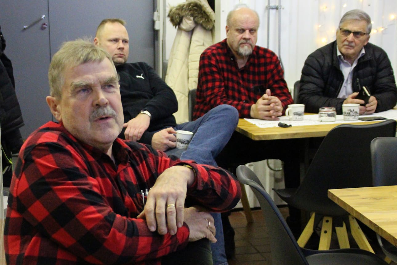 Siikajokilaakson riistanhoitoyhdistyksen puheenjohtaja Antero Niva pohti, että tehtävää organisoimaan on valjastettava hirviseurueiden johtajat. Taustalla kuulolla Risto Paakkonen , Sulo Heikkinen ja Ilmari Ojakoski.