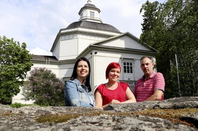 Annukka Haapa-aho (vas.), Marjo Vistbacka ja Jarkko Yli-Sikkilä puhuttelevat lauluillaan Alajärven kirkossa Aaltoa ja aarioita -festivaalin avauskonsertissa. Artistien säestyksestä vastaa Maestrot-orkesteri. KUVA: SARI HEINILÄ