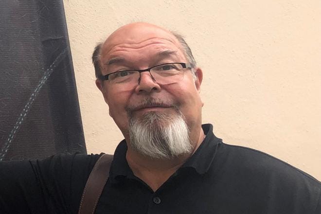 Joel Elstelä nostaa Mika Waltarin Komisario Palmun erehdyksen samalle viivalle Agatha Christien tunnetuimpien teosten kanssa. KUVA: KATI PAKARINEN