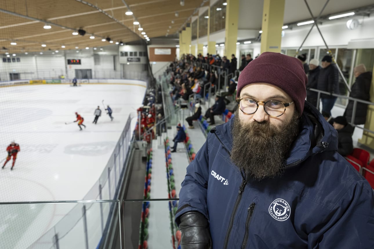 Kuusamon Pallo-Karhujen jääkiekkojaoston puheenjohtaja Perttu Karjalaisen mukaan suunnitelmat naisten Suomi-sarja-joukkueesta tukevat osaltaan ajatusta tarjota pelaajille Kuusamossa polku luistelu- ja kiekkokoulusta aikuisten sarjoihin. Karjalainen kuvattiin PaKan edustusjoukkueen ja Laser HT Bangersin III-divisioonan ottelussa 24. tammikuuta.