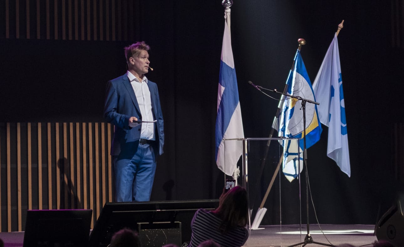 Kotiseutupäivien avajaisseminaarin juontajana toimi näyttelijä-lausuja Matti Ristinen. Hän lähtee ensi keväänä kiertueelle maamme seurantaloille esityksellään Runonlausuntaa ja haitarimusiikkia.