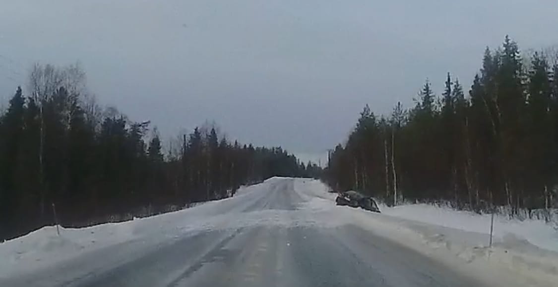 Lukijan mukaan Nivankylän Itäpuolentie oli perjantaina erittäin vaarallinen. "Tiessä on syviä uria, tien pinta peilijäällä, ei hiekotusta. Viime aikoina on tapahtunut useita tieltä suistumisia. Tänään tapahtui myös tieltä suistuminen erittäin vaarallisessa paikassa. Johtuu tien liukkaudesta ja urista", kertoi Pertti Niemelä. Hän suositteli välttämään tiellä liikkumista.