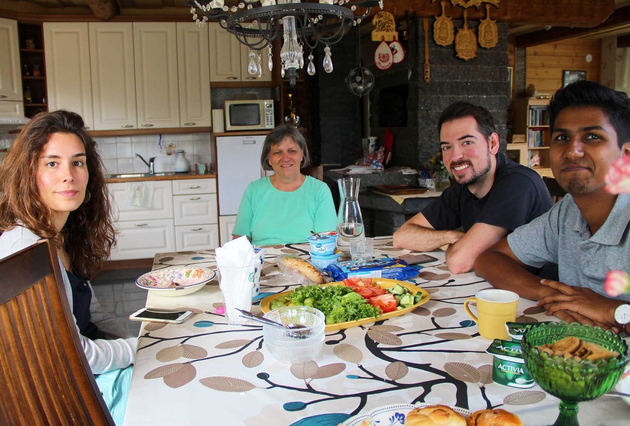 Intialainen Abhijit Agarwal (oik.) sekä espanjalaiset Elena Leon (vas.) ja David Granados (toinen oikealta) varasivat airbnb-majoituksen Tuuttiloilta. Kuvassa myös Aino Tuuttila.