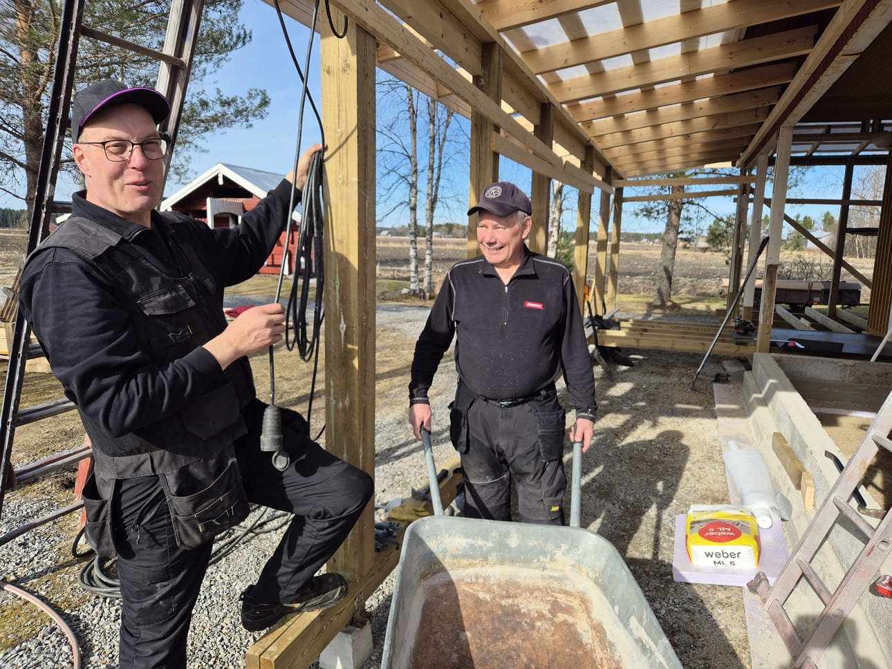 Torstaisena aamupäivänä Närvijoen vapaa-ajan alueella olivat talkootöissä muun muassa Juha Pukkala ja Seppo Varonen.