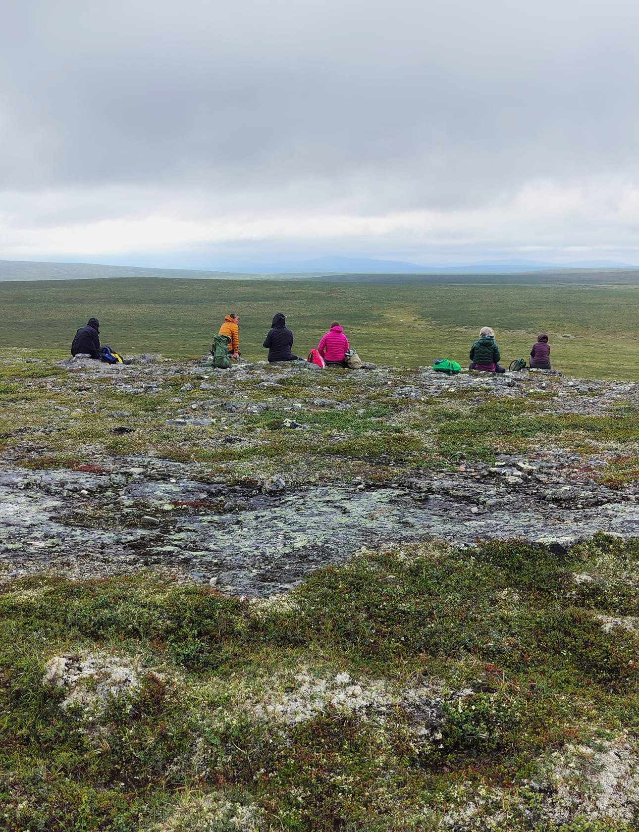 Meditaatiokävely on joogavaelluksen hiljaisin hetki. Kävely päättyy "maailman laidalle", josta avautuu näkymä Norjan puolelle saakka.