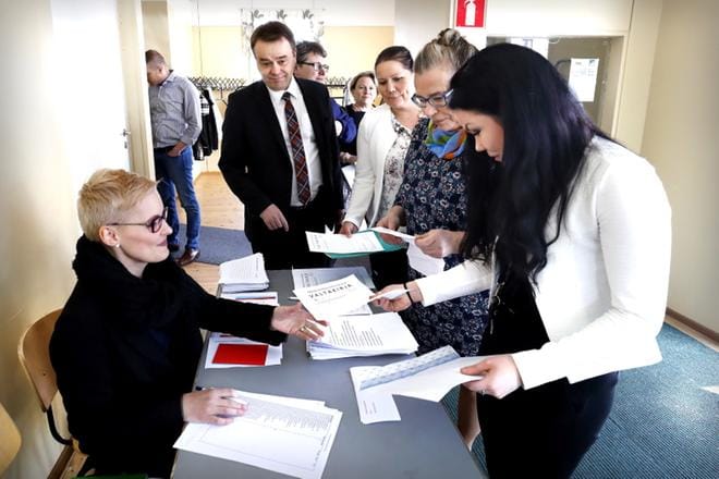 Pohjanmaan kokoomusnaisten järjestösihteeri Petra Piirosella oli täysi työ tarkastaessaan piirikokouksen valtakirjoja. Piirikokous järjestettiin lauantaina Tiistenjoen nuorisoseuralla Lapualla. KUVA: JOUKO HÄNNINEN