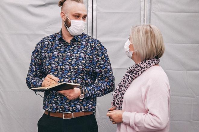 Tulevan eläinsairaalan johtaja Okko Sukura ja klinikkamanageri Anumaria Keskinen kertovat, että sairaalan rakentaminen alkaa lähiaikoina. KUVA: MIKA ALAVESA