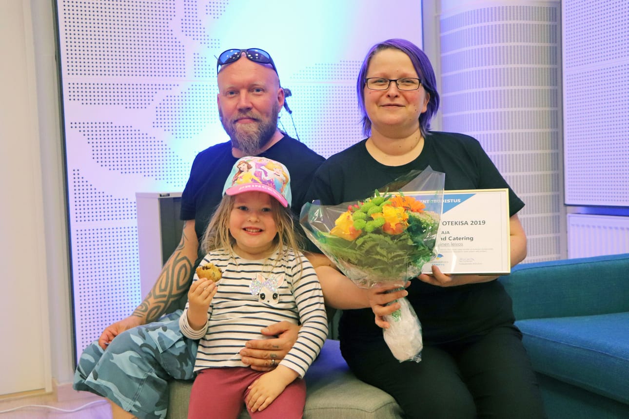 Olli, Helmi ja Henna Ryhänen iloitsivat torstaina Hallan suolaisen leivoksen voittoa Pudasjärvi-tuotekisassa. Tällä hetkellä leivosta ei vielä ole Halla cafe'ssa tarjolla, mutta Henna Ryhänen aikoo lähiaikoina leipoa voittajaleivosta, jotta sitä pääsee maistamaan kahvilaan.