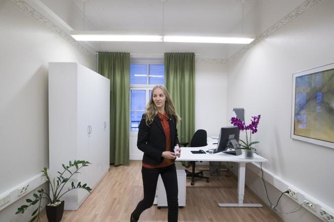 Nuori asianajaja Sabina Saramo viihtyy työhuoneessaan Asianajotoimisto Näsman & Båskin tiloissa Vaasan Kauppapuistikolla. KUVA: MINNA ANTILA