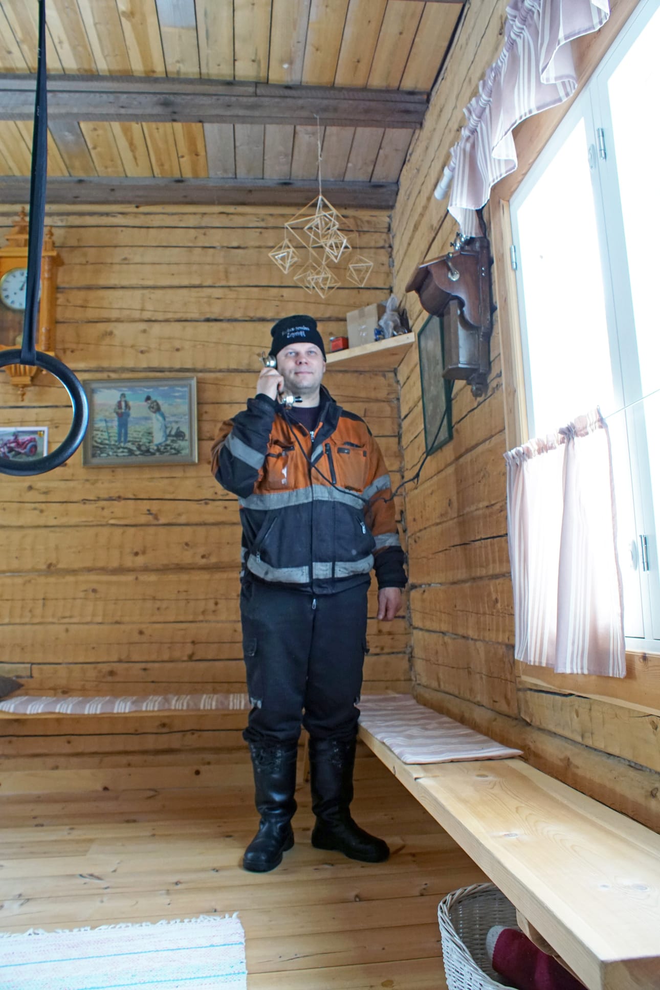 Sisustus on hankittu kierrätysperiaatteella. Vanha puhelin on yksi mieluisista löydöistä.