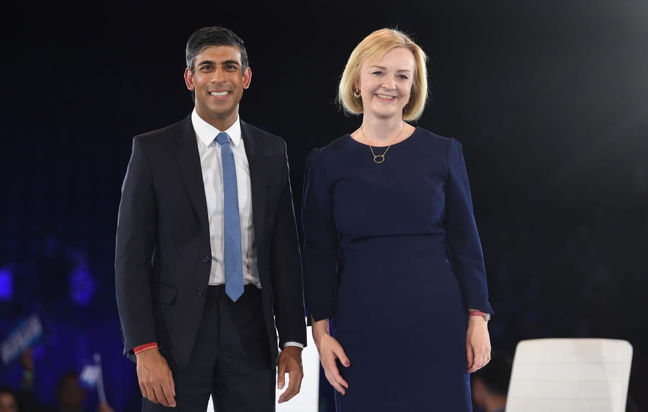 Ison-Britannian entinen valtiovarainministeri Rishi Sunak ja eronnut pääministeri Liz Truss. Truss joutui eroamaan tällä viikolla.