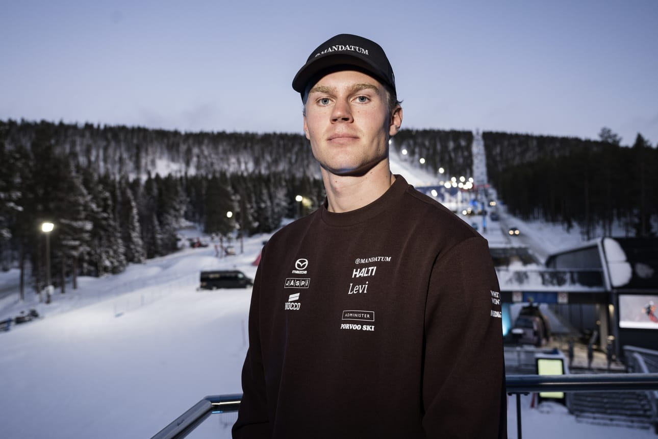 Alppihiihtäjä Eduard Hallberg Suomen maajoukkueen ja World Cup Levin maajoukkueen mediatilaisuudessa Kittilässä 14. marraskuuta 2025.