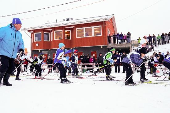 Hiihdon maakuntaviestiä ei vielä maanantaina peruttu, vaan hiihtoväki haluaa odottaa tammikuun ja katsoa, mikä on koronatilanne silloin. Kuva on Kauhajoen maakuntaviestin nuorisoviestin startista viime maaliskuulta. KUVA: SAMPPA TOIVONEN / ARKISTO