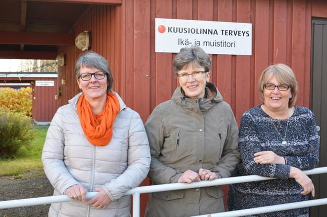Perhehoitajia toivotaan kaikista kunnista Kuusiolinnan alueella, sanovat perheohjaajien kouluttaja Hilkka Palomäki (vas), Perhehoitoliiton asiantuntija Raija Leinonen sekä ikäihmisten avopalveluiden koordinaattori Kirsi Ylinen. KUVA: MIINA HAKALA