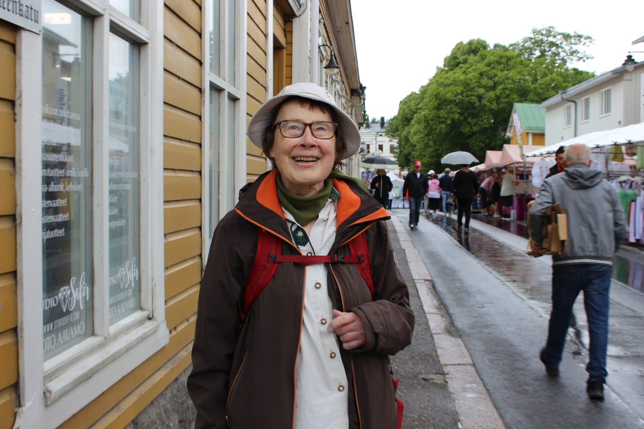 Kaija Mattila hymyili iloisesti, vaikka Kristiinassa ropisi vettä markkinoiden ensimmäisenä päivänä.