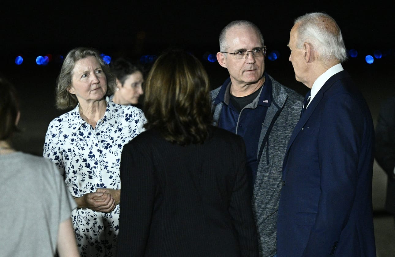 Yhdysvaltoihin saapuvia vankeja vastassa olivat heidän läheistensä lisäksi presidentti Joe Biden ja varapresidentti Kamala Harris. Kuvassa myös Paul Whelan ja hänen siskonsa Elizabeth Whelan. LEHTIKUVA/AFP