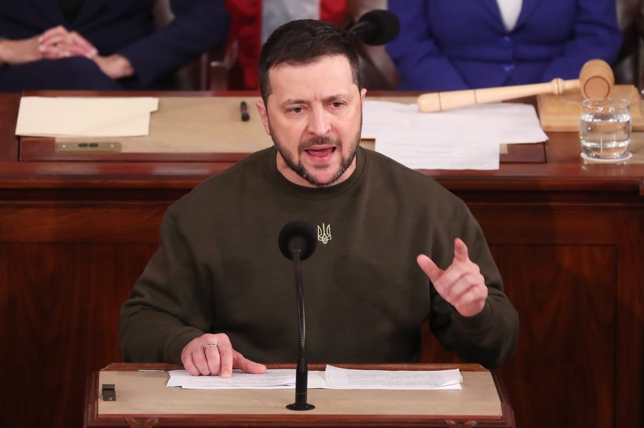 Ukrainan presidentti Volodomyr Zelenskyi vieraili Yhdysvalloissa keskiviikkona. Paluumatkalla hän tapasi myös Puolan presidentin.